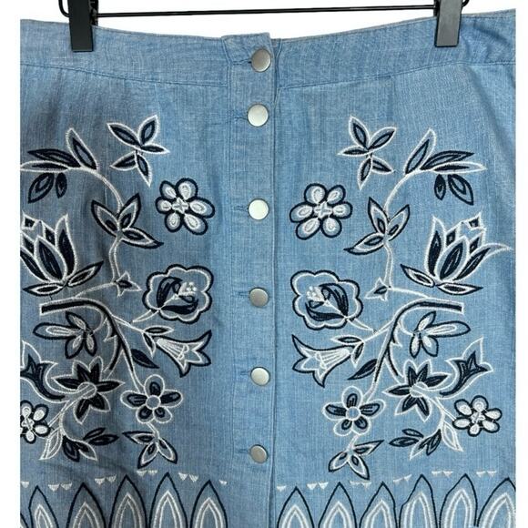 Beau Tissu Chambray Cotton Floral Embroidered Mini Pencil Button Up Skirt Size L - Picture 5 of 7
